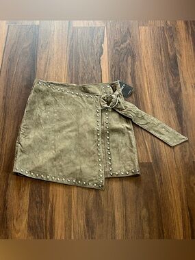 Forever 21 NWT deadstock green suede leather mini skirt with silver hardware